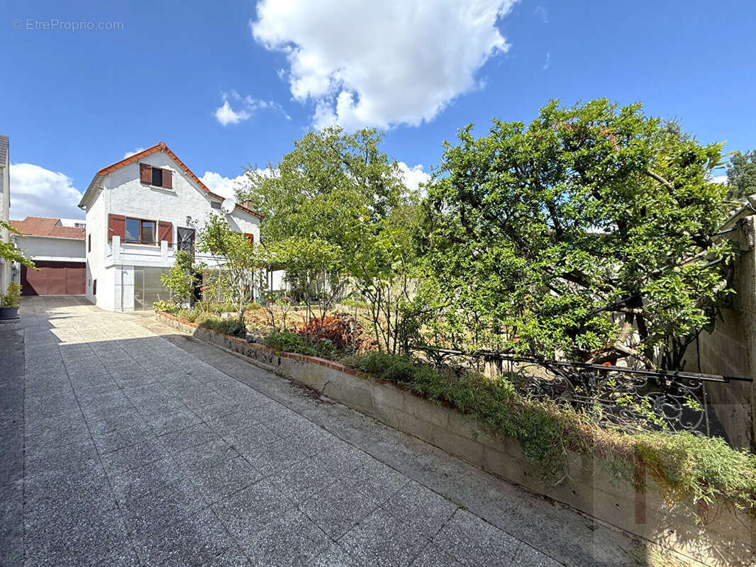 Maison avec garage, jardin sur 590 m² de terrain. - photo 2