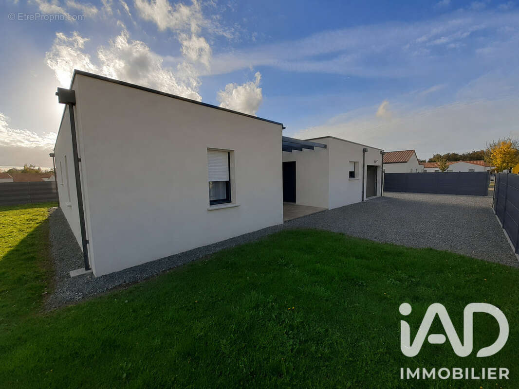Maison 116 m² à Saint-Denis-La-Chevasse  - photo 2