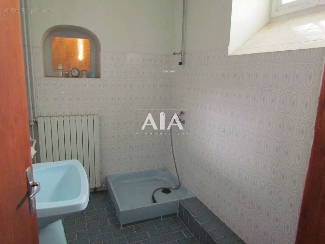 Maison à LES ADJOTS