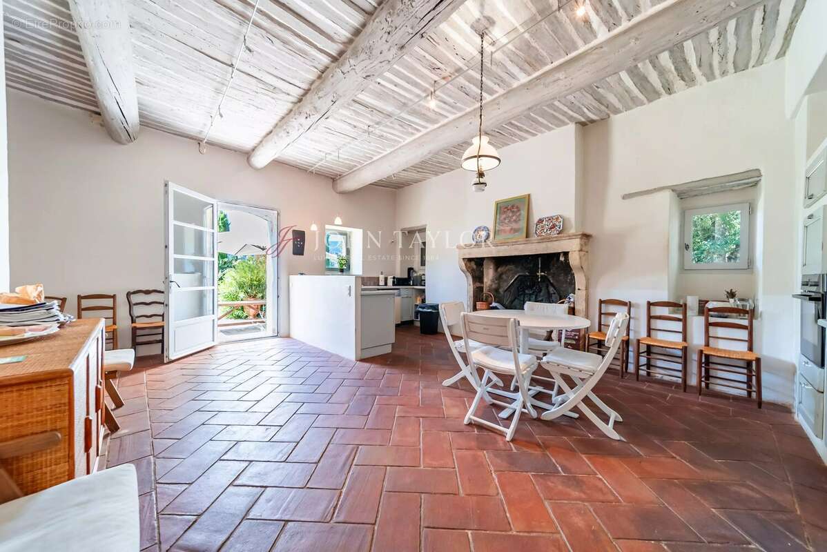 Mas en Pierre d'Exception à Vendre à Ménerbes : Charme Provençal et Piscine Chauffée - photo 11