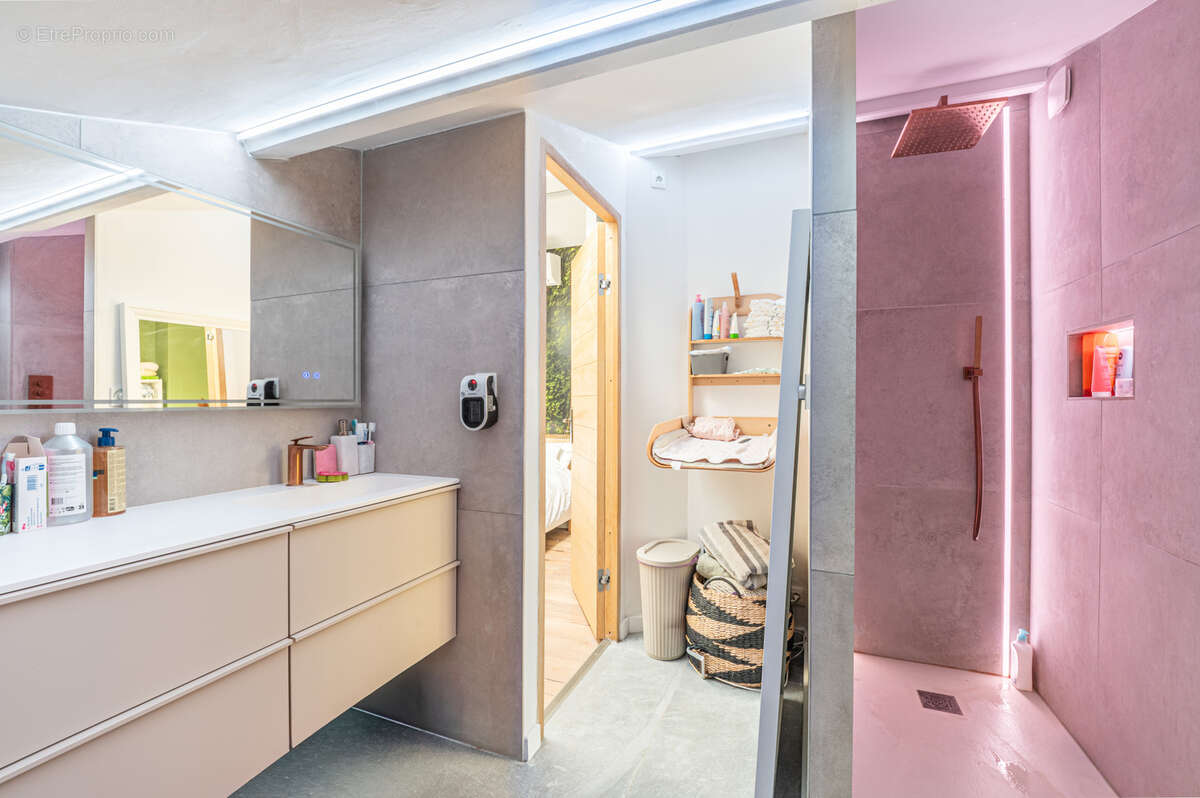 Exclusivité   duplex t2 rénové avec terrasse, parking et cave a bormes les mimosas, très proche lavandou - photo 7