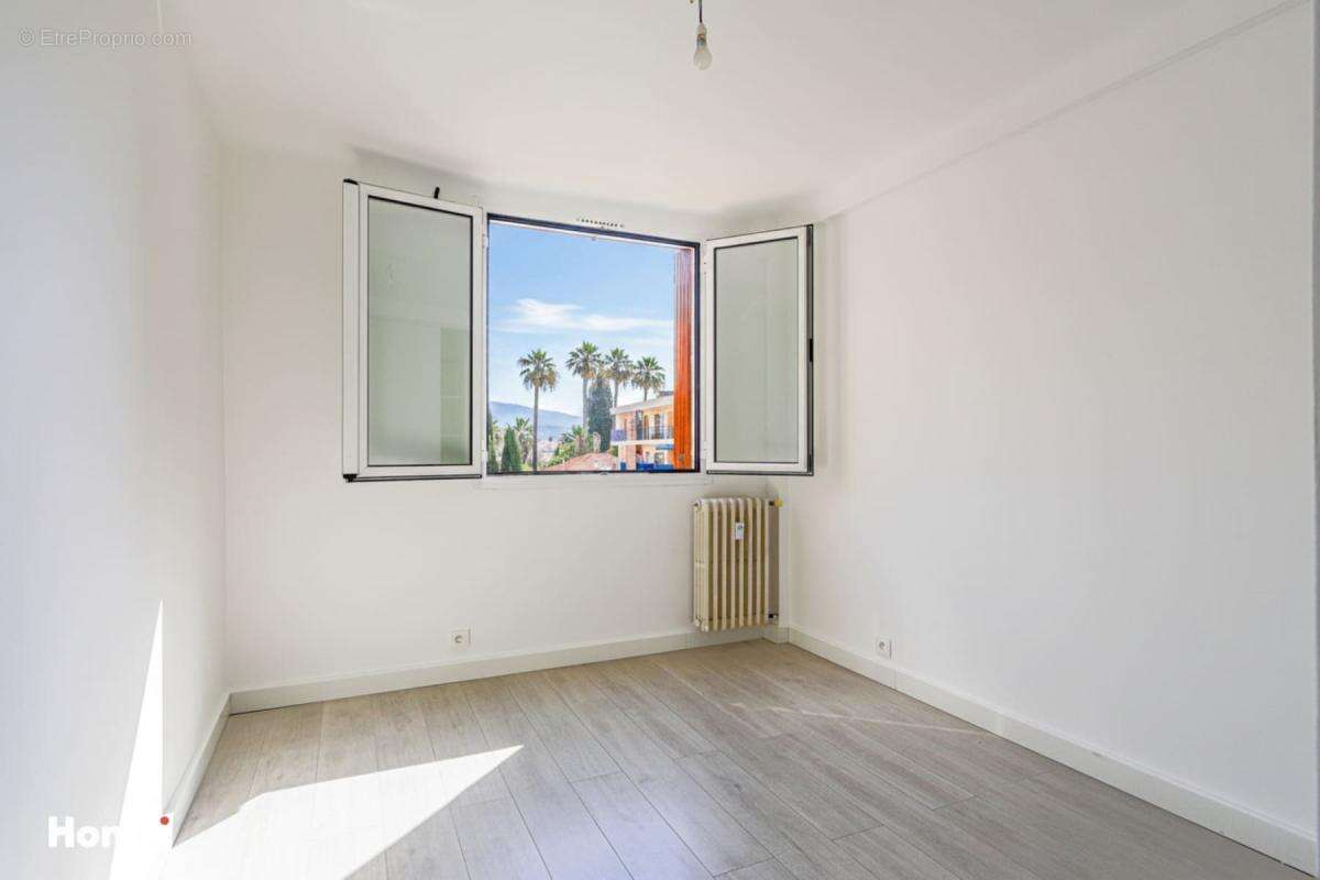 Golfe-Juan – Centre-ville  3 pièces traversant avec terrasse, balcon et garage - photo 7
