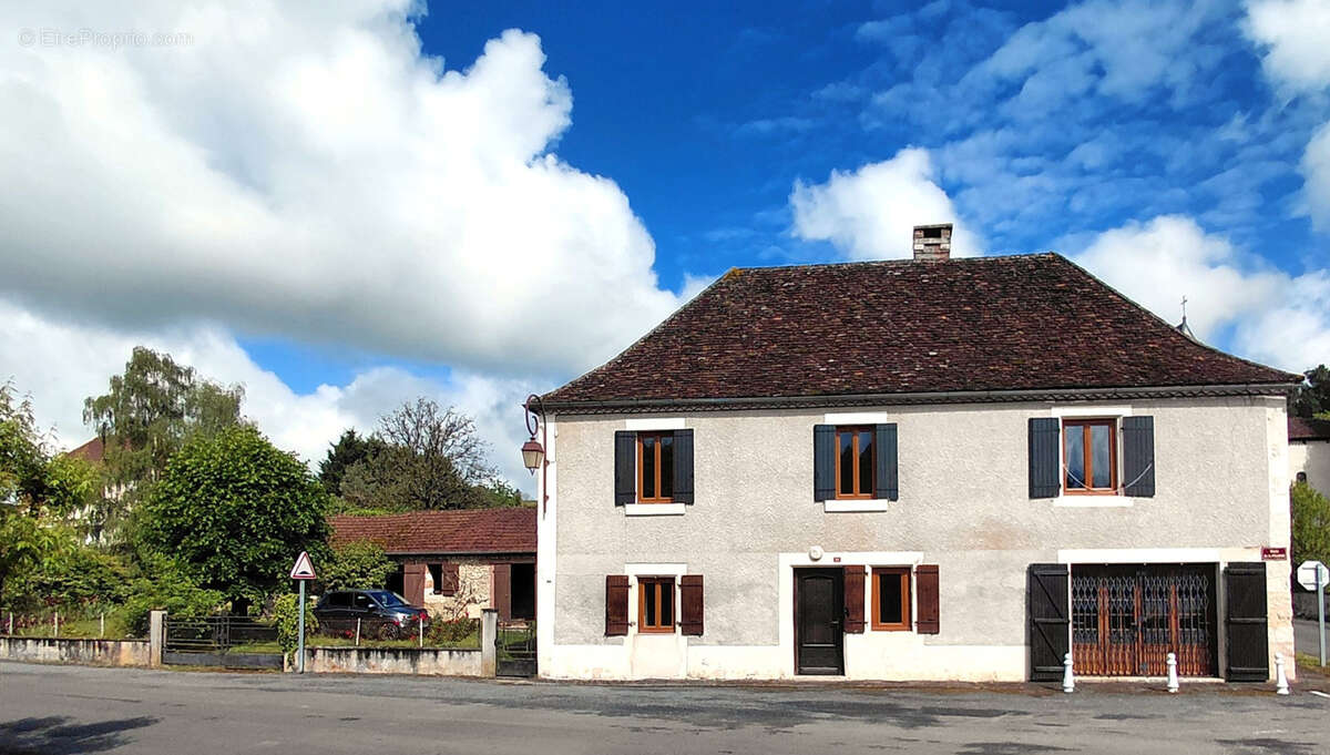 Maison à MILHAC-D'AUBEROCHE