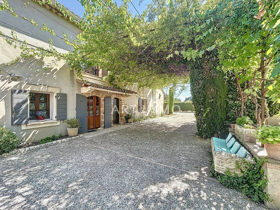 A vendre mas du xviii siecle sur pres d'un hectare de terrain avec piscine - photo 2