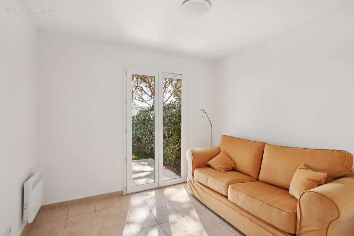 SOUS OFFRE ACCEPTEE - Exclusivité - Sainte-Maxime - Villa mitoyenne avec aperçu  mer, dans domaine sécurisé avec piscine - photo 13