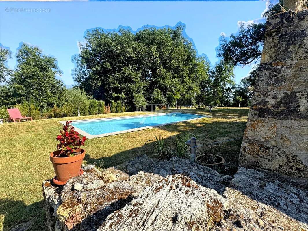 Maison familiale + dépendances avec jardin et piscine - photo 19