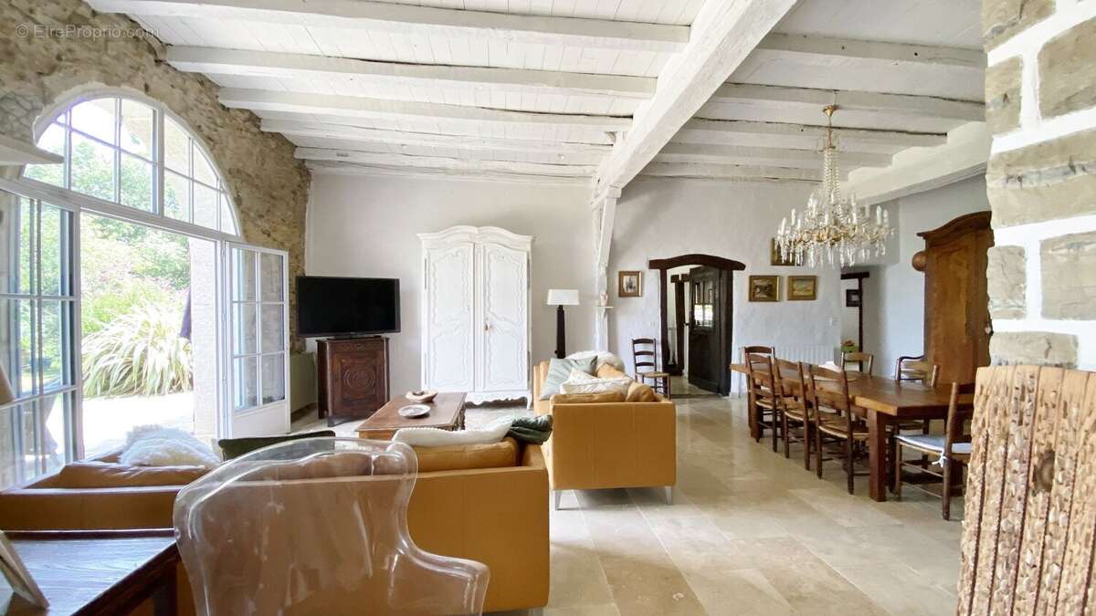 Superbe maison de caractere du 18ème de type t7 de 275 m2 + exceptionnelle dependance de 117 m2 comprenant veranda, open space,  - photo 5