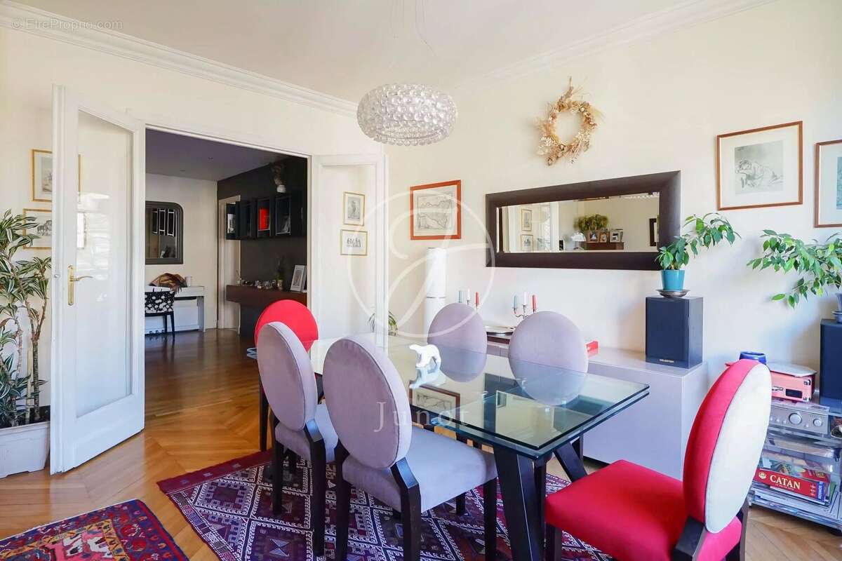 Appartement à PARIS-16E