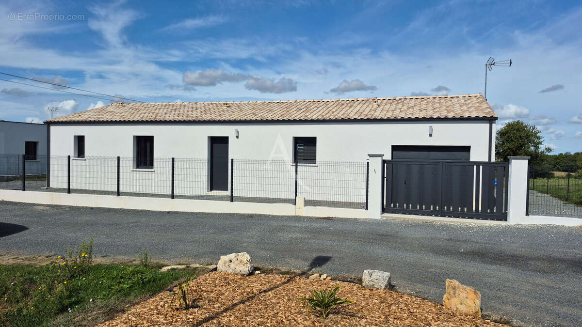 Maison à CORME-ROYAL