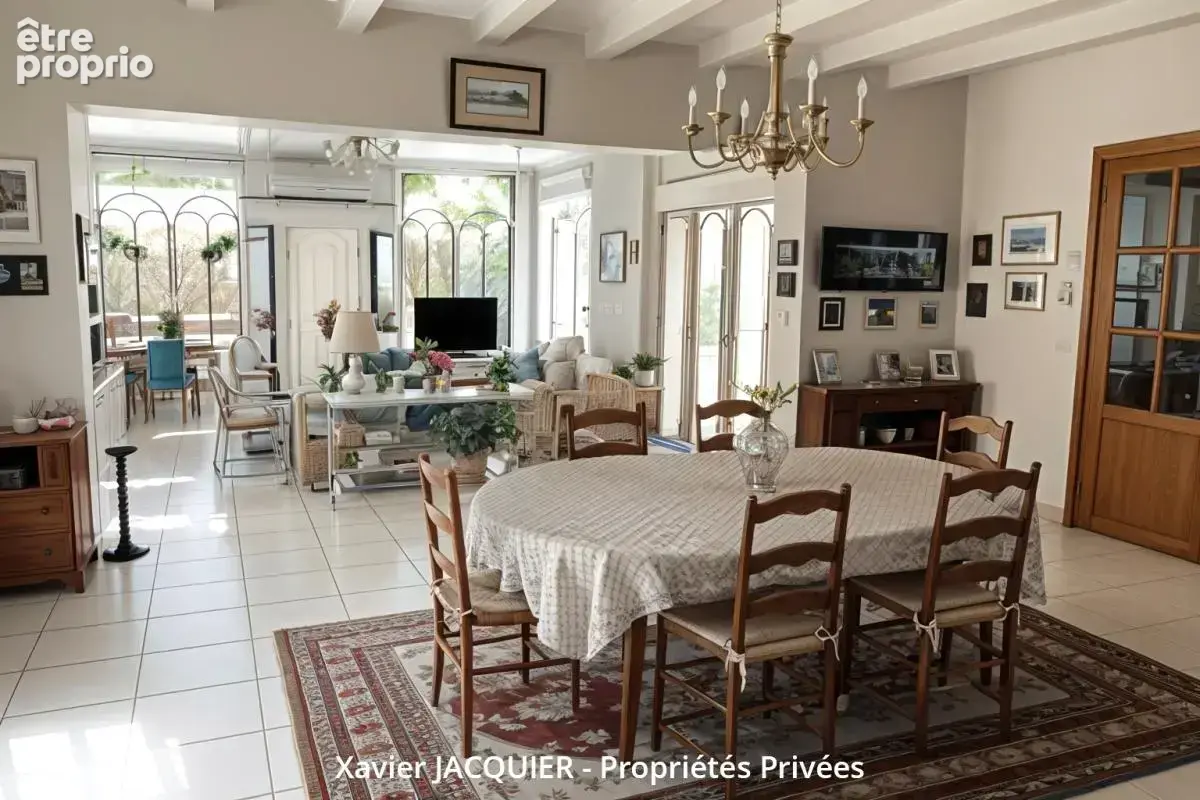 Belle maison familiale - 7 pièces - 263 m² - Centre bourg - photo 4