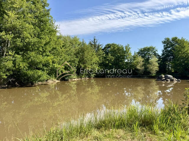 Plan d'eau avec un espace arboré et un chalet - photo 2
