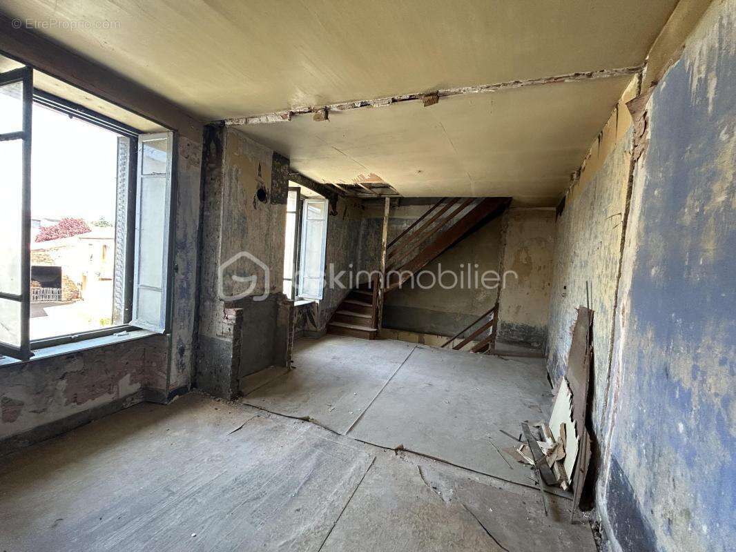 Maison à LE BREUIL-SUR-COUZE