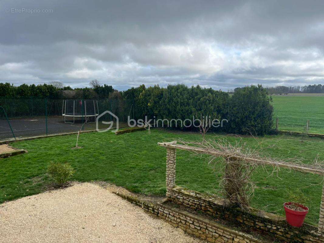 Ancien prieuré rénové – propriété de charme avec dépendances, gite, piscine & tennis - photo 7