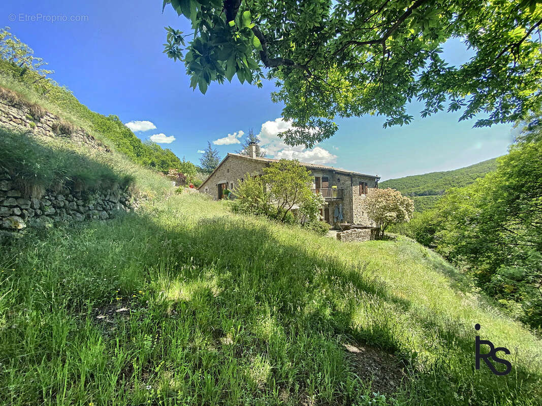 Demeure de caractère de 330m2 rénovés avec 6 chambres, 2,6 ha de terrain, piscine et vue dominante. - photo 4