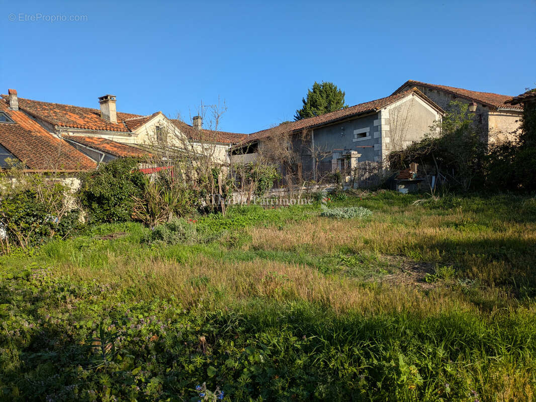 Maison à PAUSSAC-ET-SAINT-VIVIEN