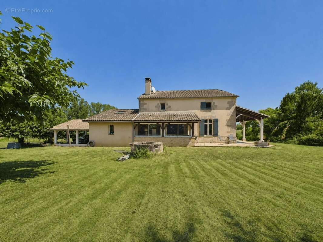 Jolie maison en pierre avec 4 chambres, un grand garage et un abri voiture. - photo 12