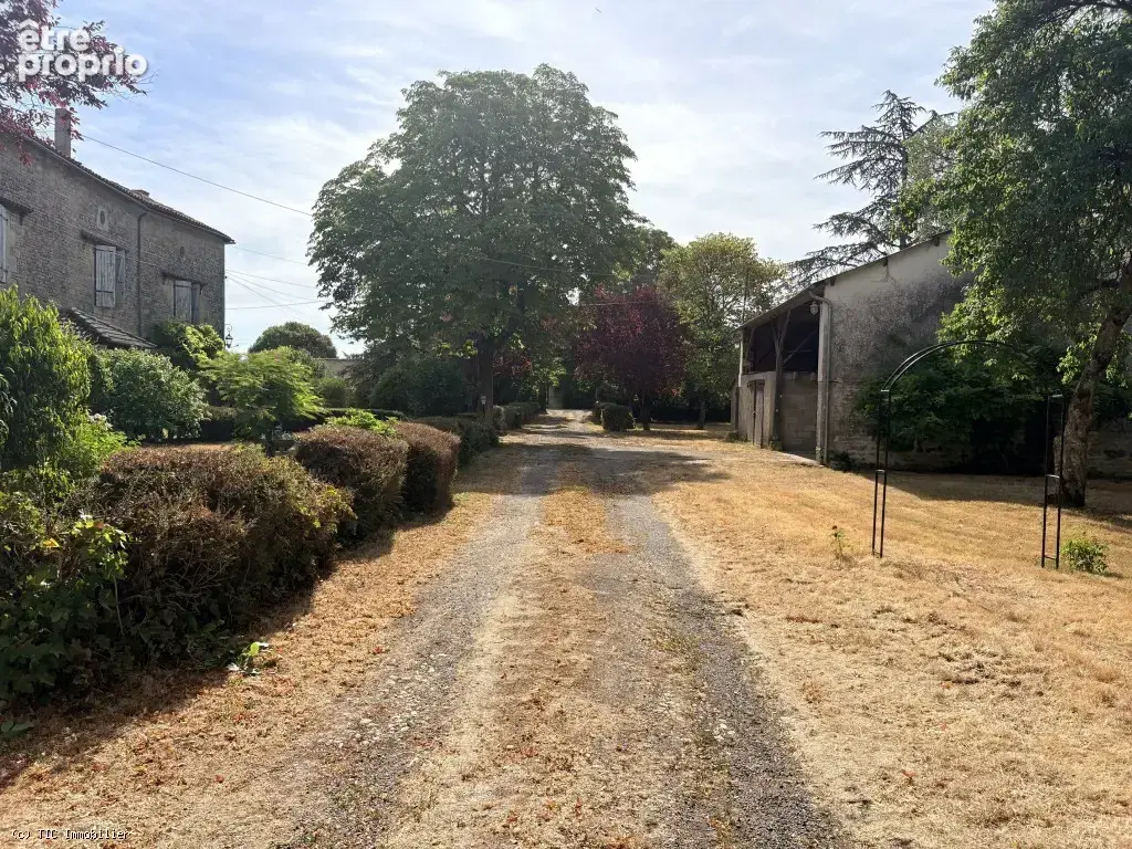 Très Beau Logis avec 6 chambres et Grand Terrain près de Ruffec - photo 48