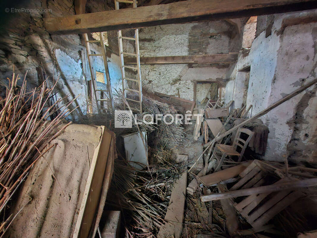 Ambialet - Maison en pierre à rénover - photo 16
