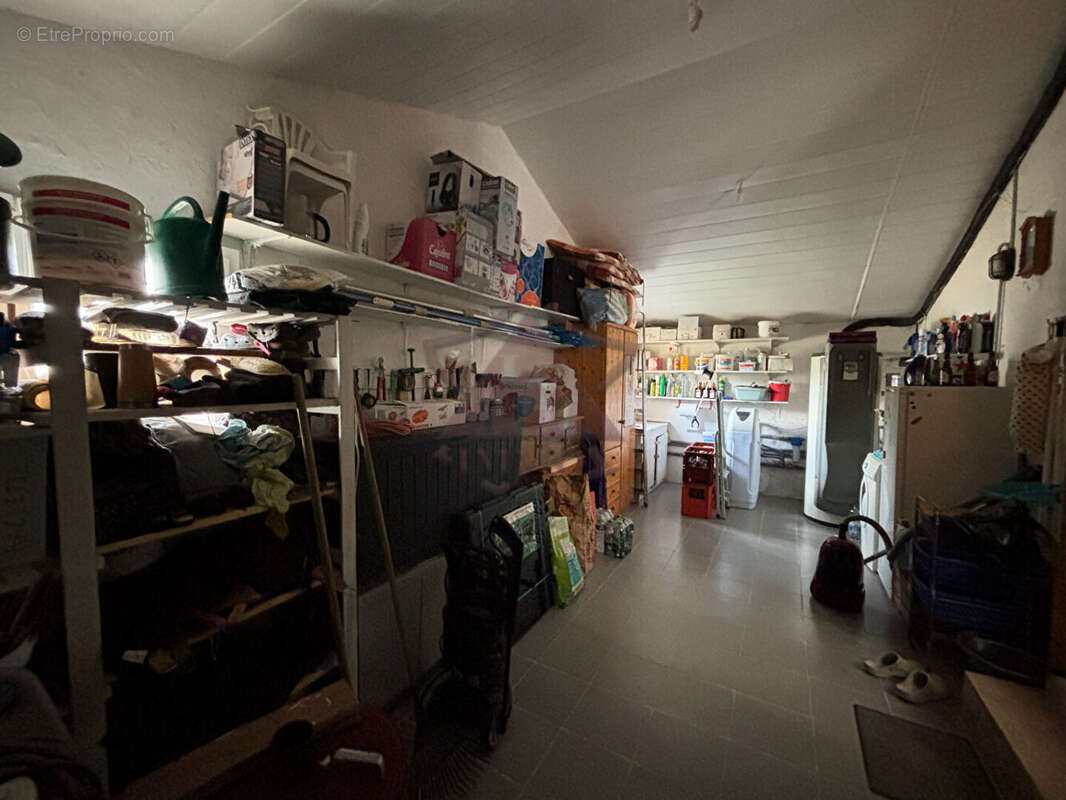 Maison à SAINT-JEAN-DE-MARUEJOLS-ET-AVEJAN