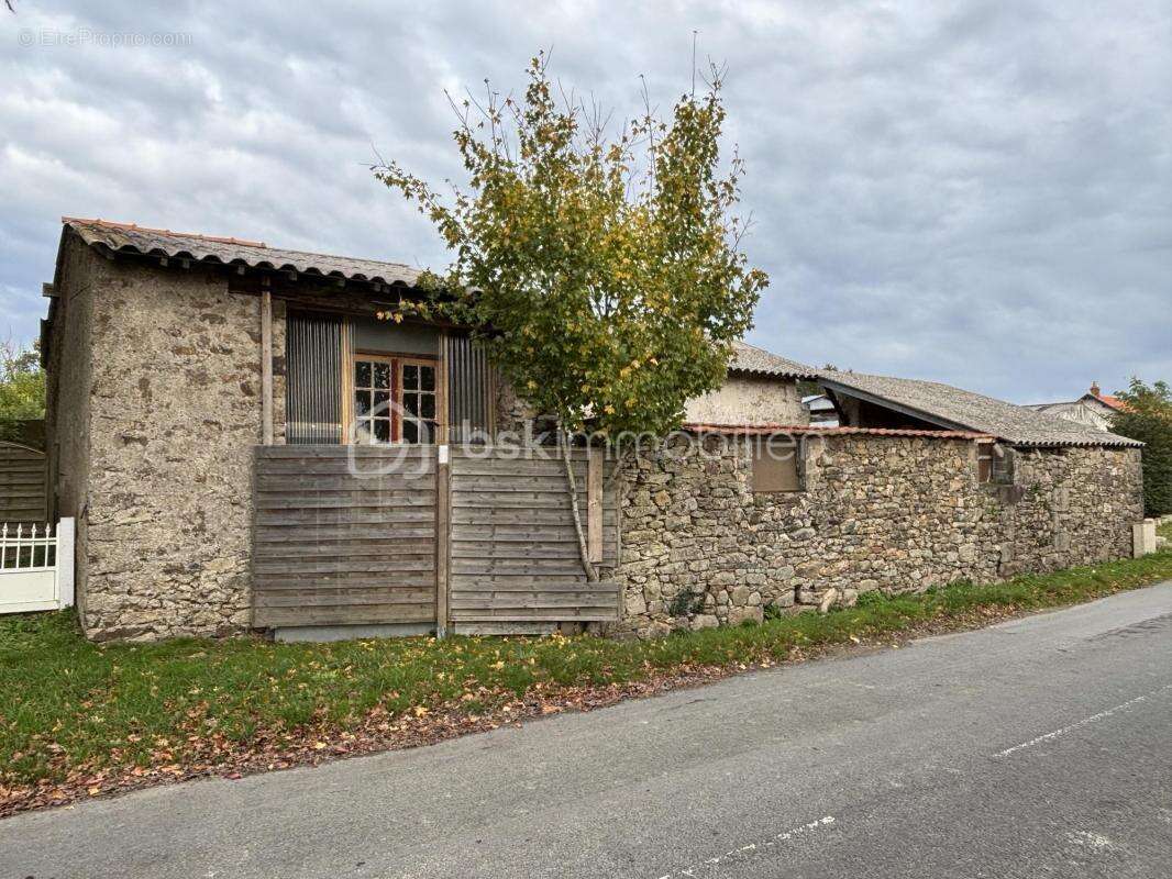 Bâtiment en pierre à rénover entièrement – fort potentiel d'aménagement - photo 3