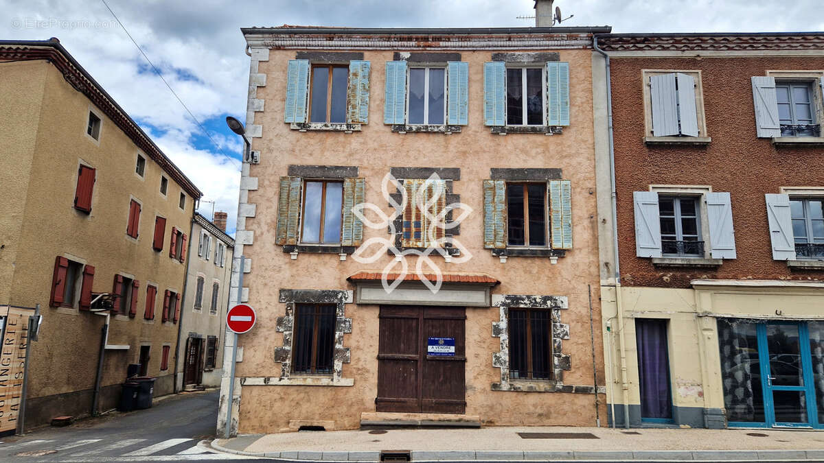 Immeuble de caractère au cœur de Saint-Georges-d'Aurac - photo 2