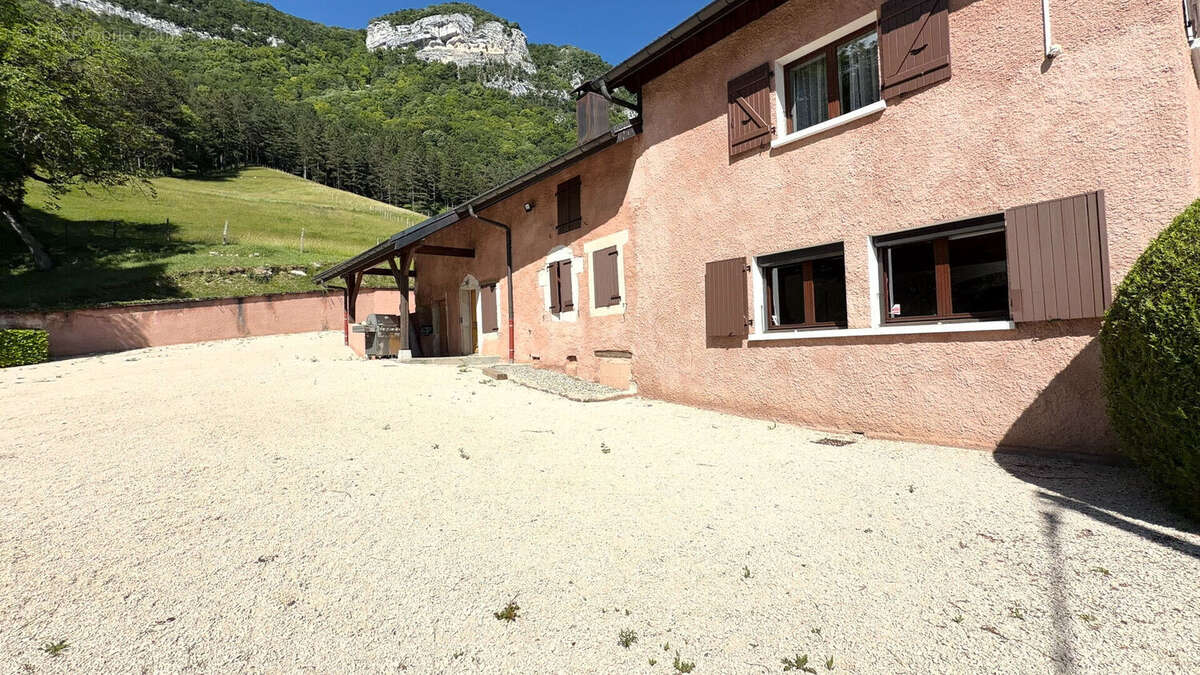 Domaine Saint Germain De Joux  ancienne ferme de 273 m2 sur 21 ha - photo 6