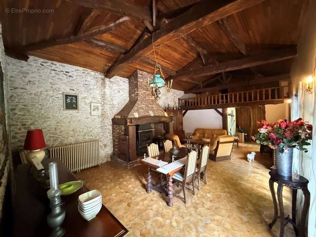 Maison à SAINT-CHRISTOLY-DE-BLAYE