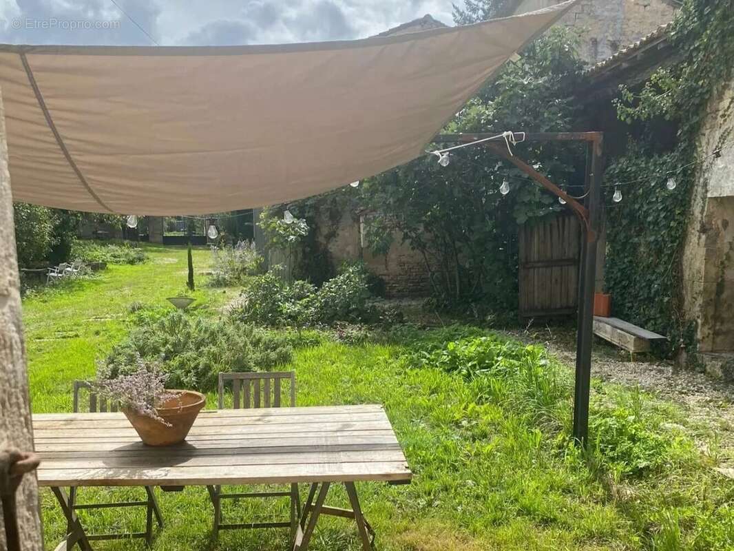 Maison à CHEF-BOUTONNE