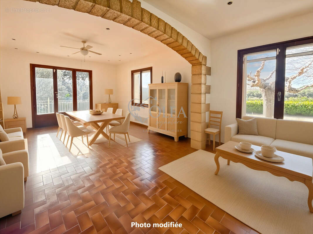 Pièce de vie B - Maison à MONTAREN-ET-SAINT-MEDIERS