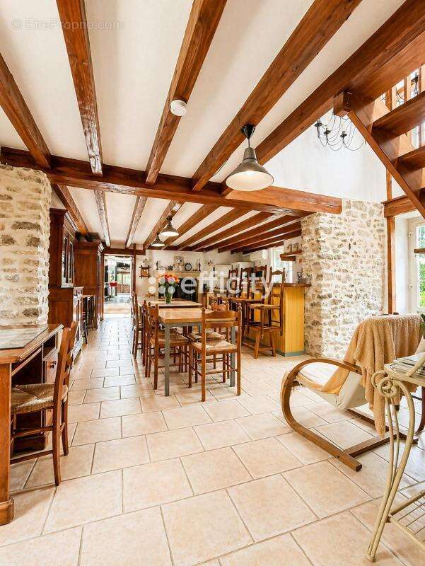 Maison 280 m² à Exireuil  - photo 7