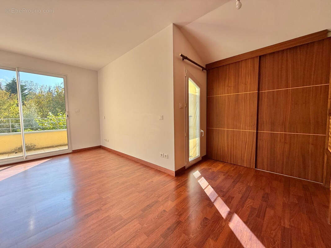 Maison à SAINT-NAZAIRE-LES-EYMES