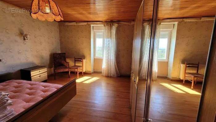 Maison à MIRANDOL-BOURGNOUNAC