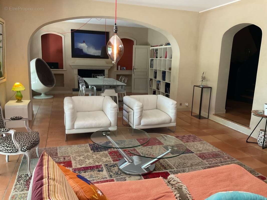 Proprieté  à 20 mns d'Aix en Provence sur la commune de Rognes  380m2 avec 8 chambres - photo 8