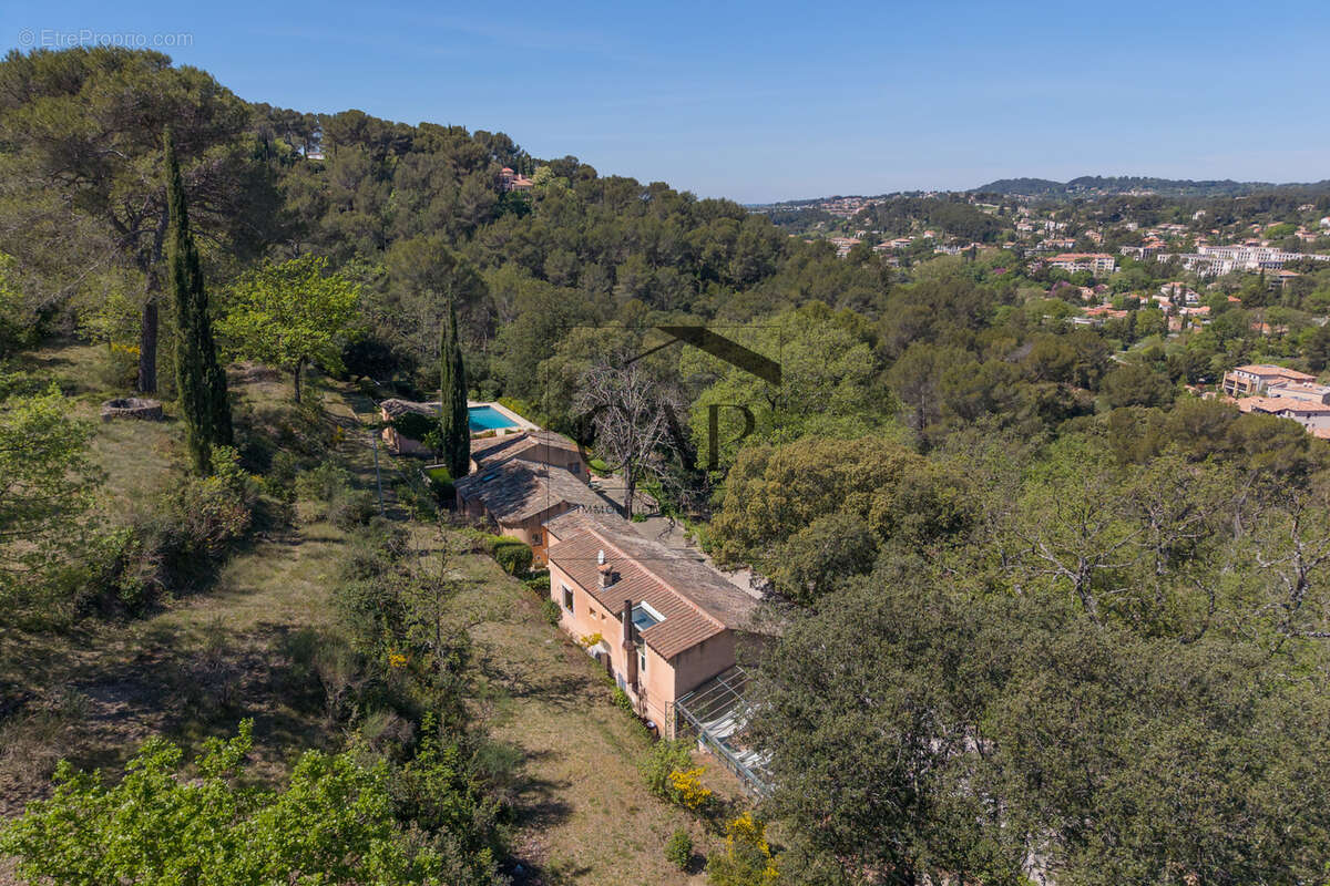 Propriété confidentielle avec piscine sur 3,7 hectares à Aix-en-Provence - photo 3