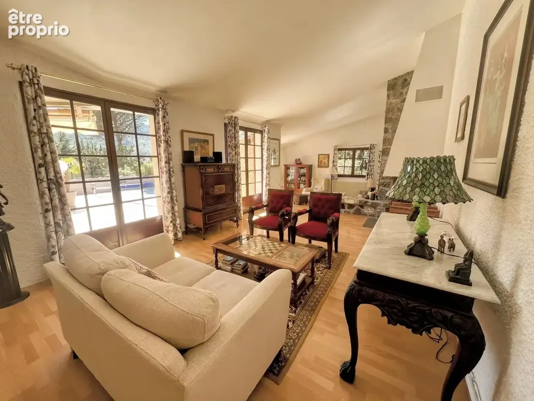 Belle Propriété Indépendante de 5 Chambres Avec Piscine, Vues et Garage - photo 2