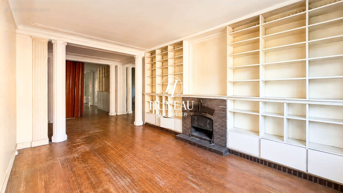 Appartement avec de beaux volumes, beaucoup de potentiel et une chambre de service - photo 3