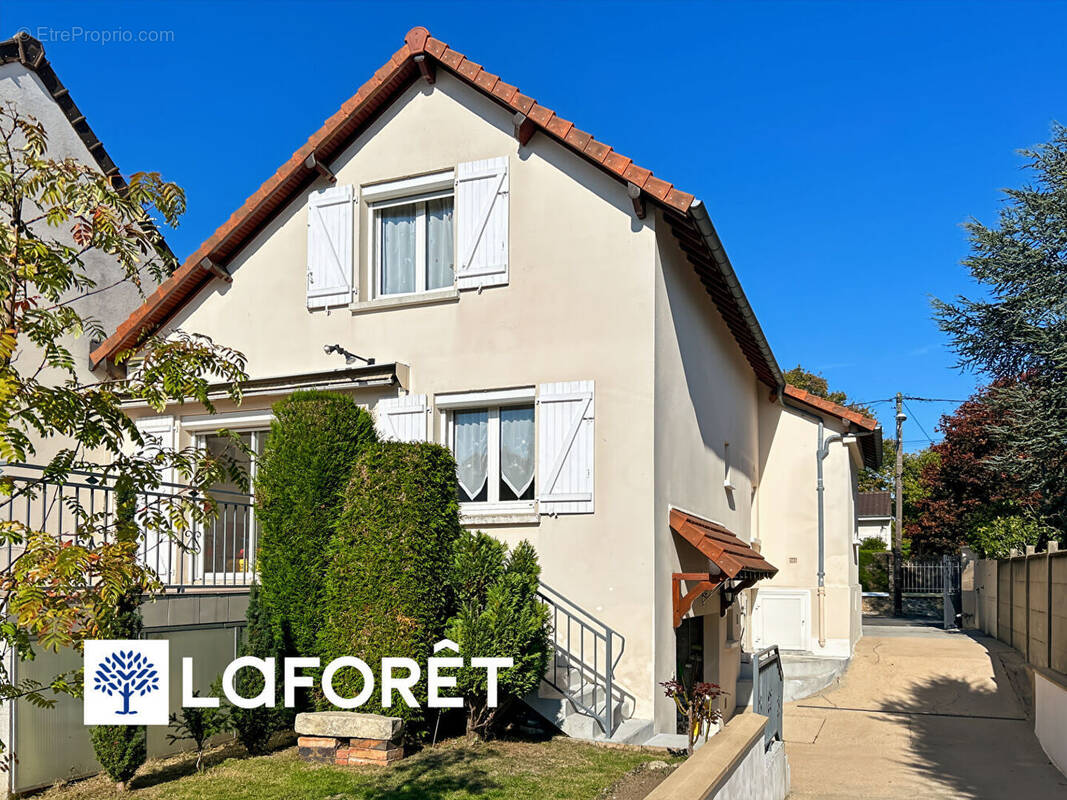 Maison à SAINTE-GENEVIEVE-DES-BOIS