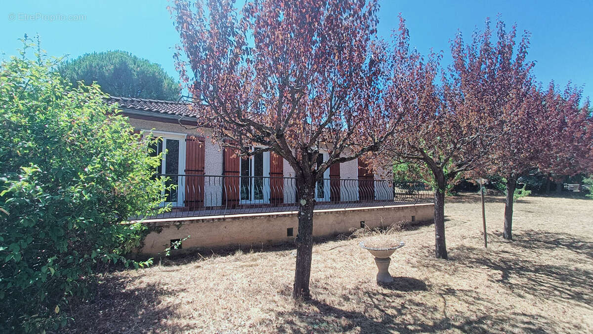 Maison de plain pied avec grand terrain constructible et garage indépendant de 80m2 - photo 2