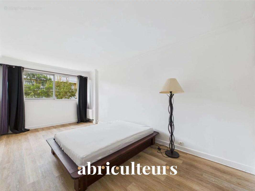 Appartement - 86 m² - Séjour lumineux avec accès balcon en vente à Courbevoie (92400) - photo 15