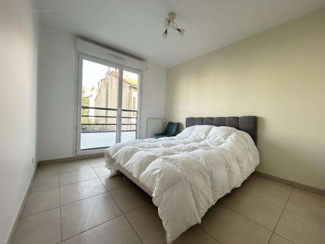 A vendre 13008 T3 traversant avec terrasse et parking - photo 8