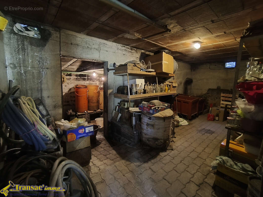 À Dorat, maison type F4 avec garage, atelier et terrain. - photo 11