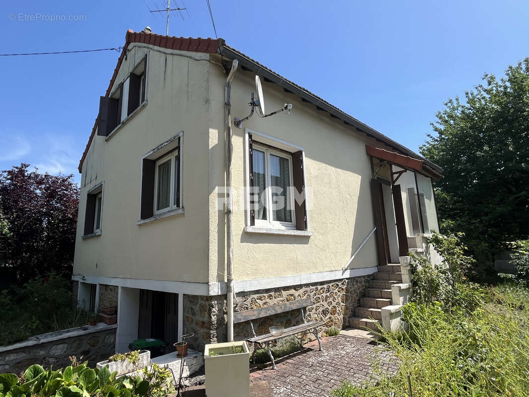 Maison à SAINTE-GENEVIEVE-DES-BOIS