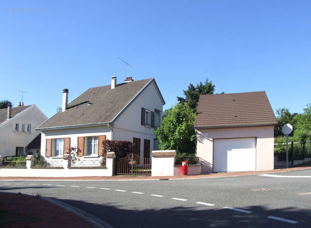 Creuzier le vieux, maison familiale avec dependances - photo 4