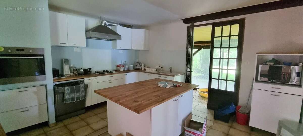 Ensemble immobilier maison de 265 m² hab avec dépendances  sur  1 Ha - photo 8
