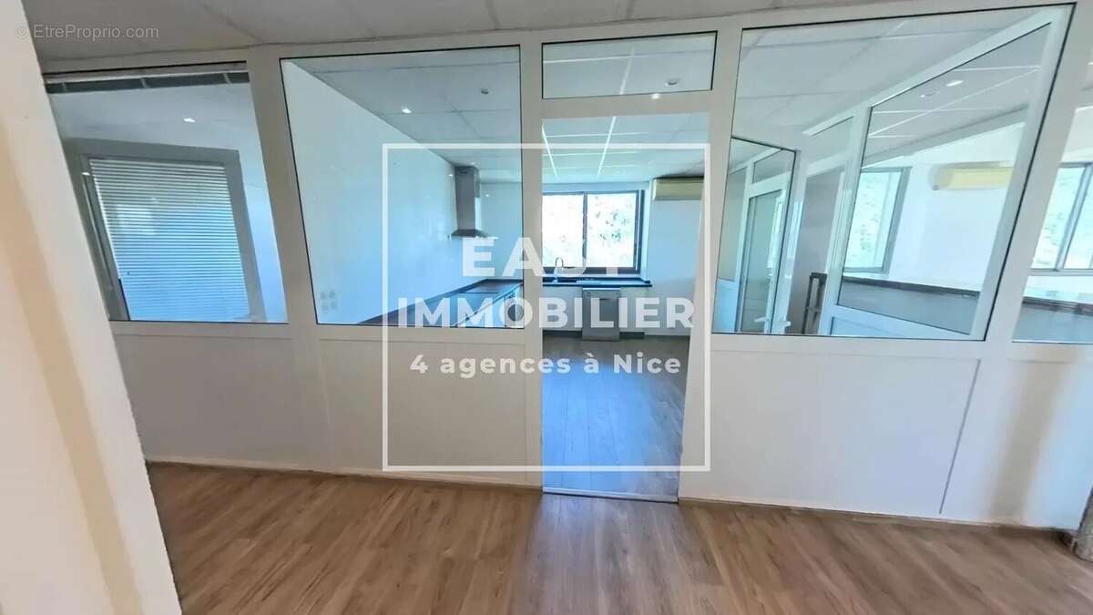Commerce 201 m² à Saint-Andre-De-La-Roche  - photo 7