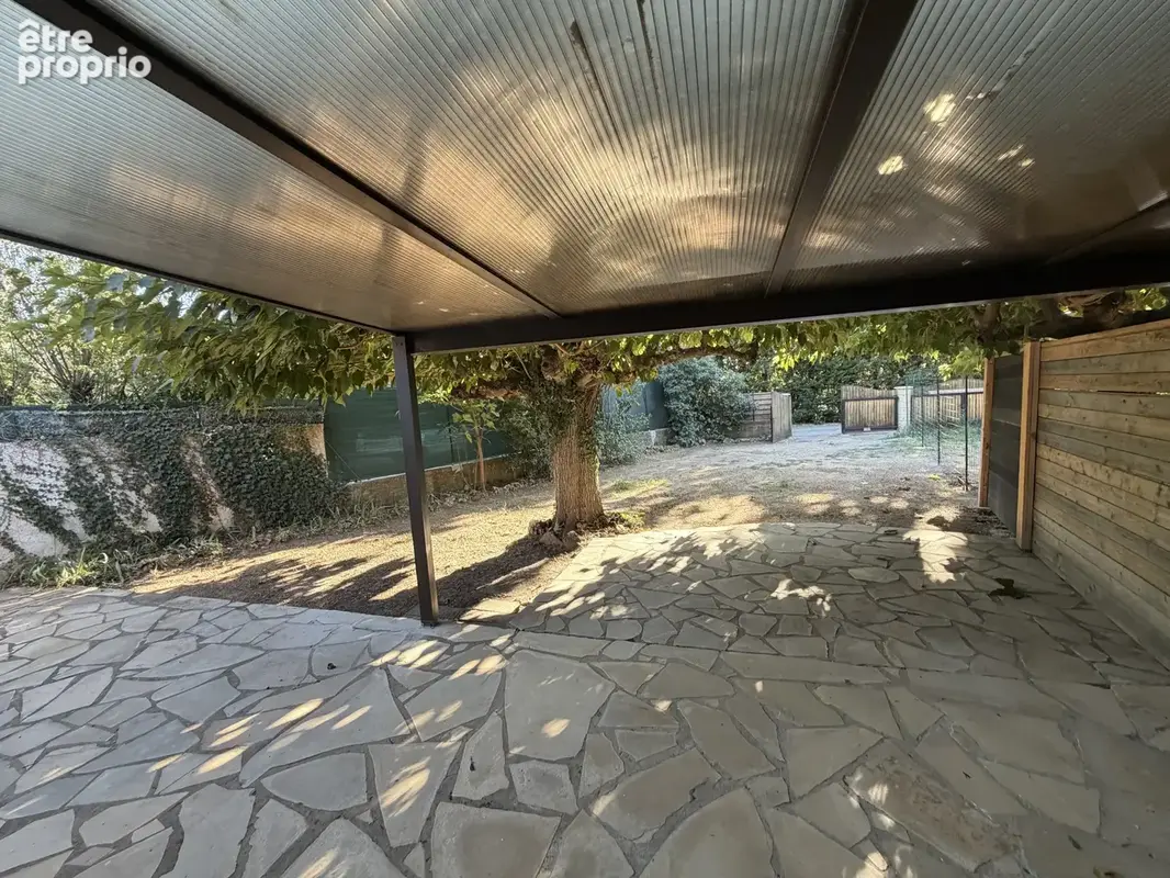 À Aups   Maison de plain-pied avec extérieur et stationnement - photo 3