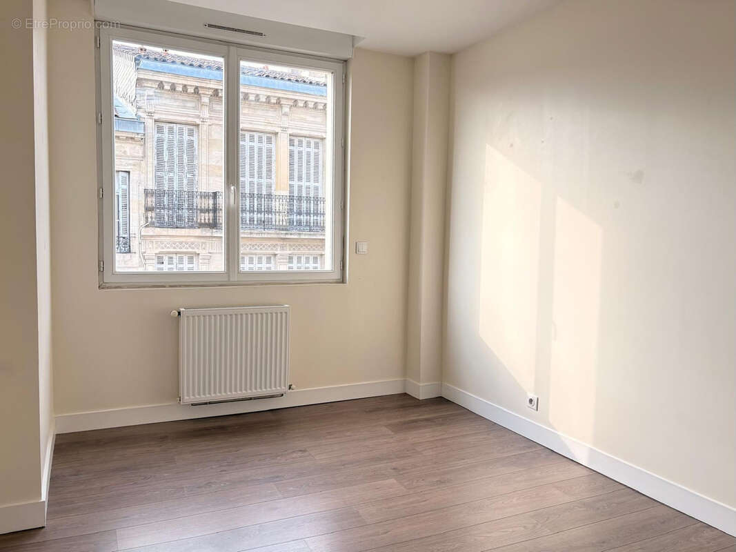 Bordeaux place amedee larrieu   appartement t3 traversant, dernier etage et vue degagee - photo 4