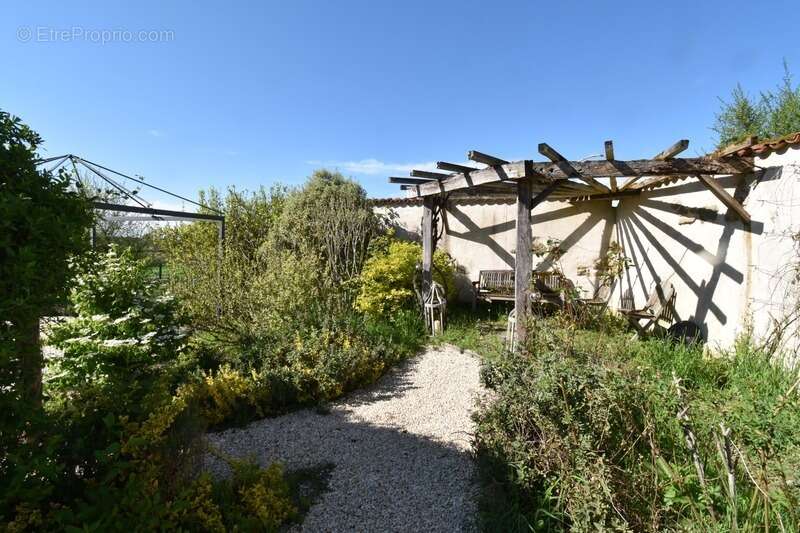 Ensemble de 3 maisons avec grande piscine, dans son écrin de verdure de 2,5 hectares - photo 12