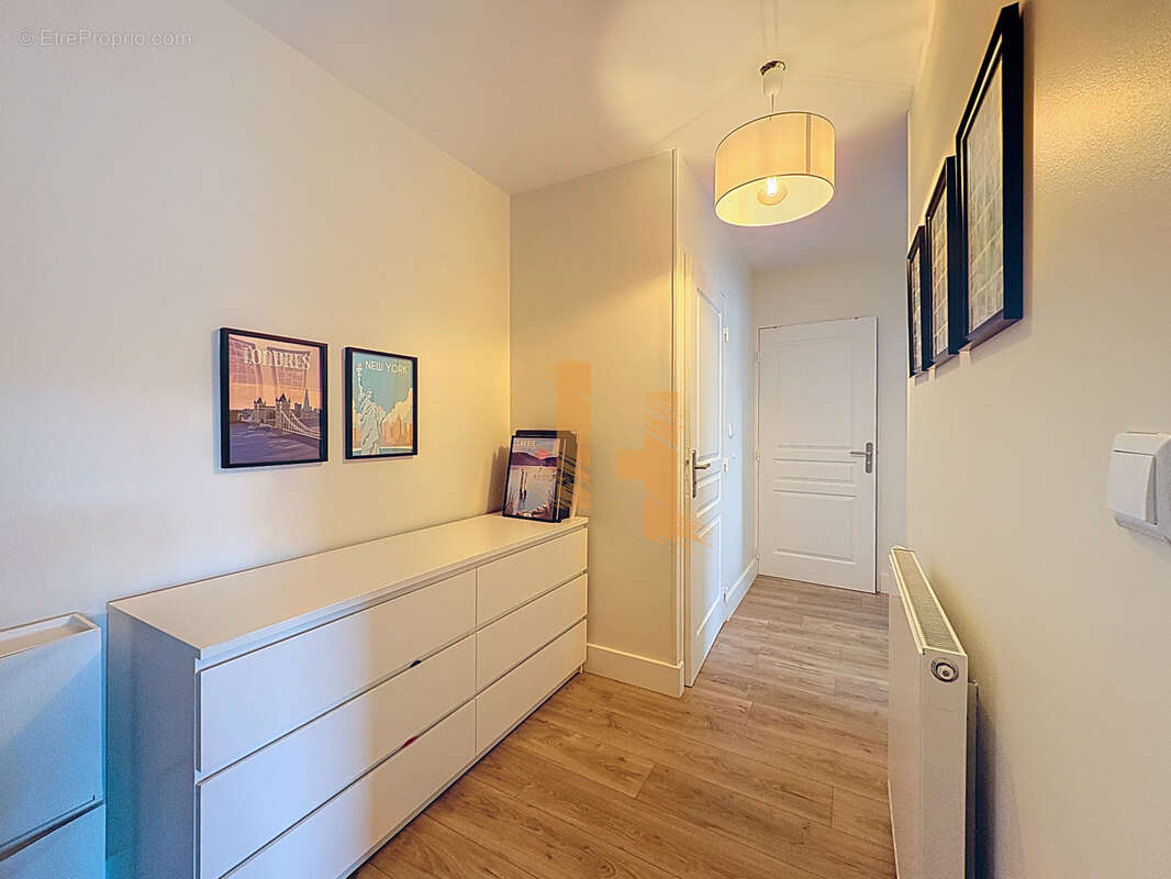 Appartement à NEYRON