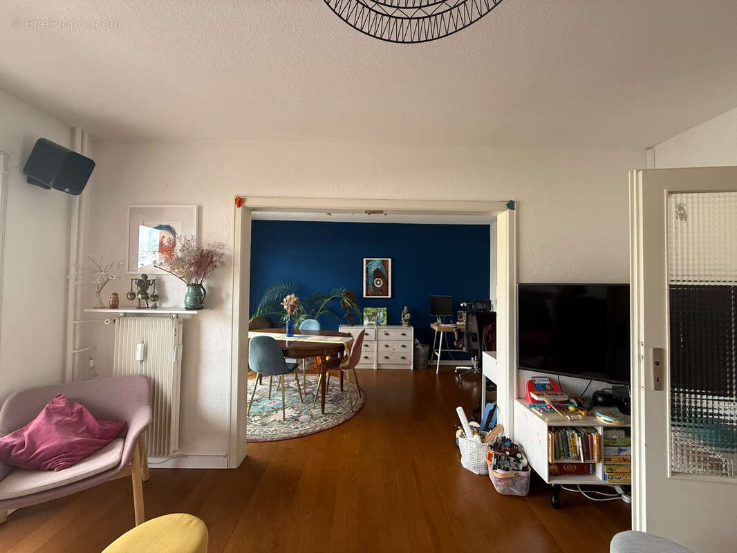 À vendre   Spacieux F4 de 102 m2 avec double salon, balcons, garage et cave   Saint-Louis - photo 2